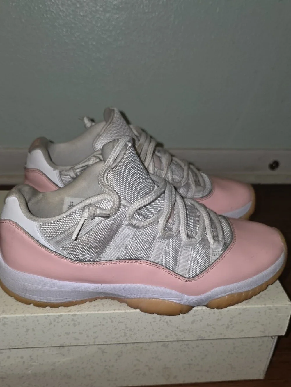 Jordan Concor 11  Low-Top Sneakers - White & Pink
